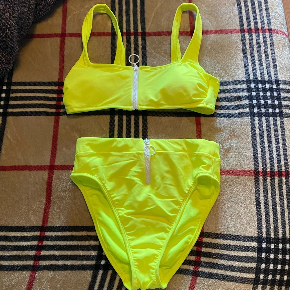 Neon yellow bikini 💛